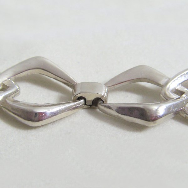 (b1266)Silver bracelet in rhombus style.